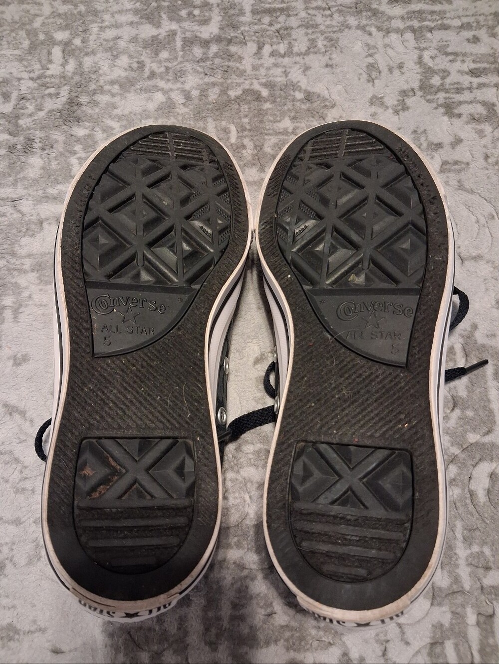 Converse | Black Low tops With Rose Pattern - Picture 6 of 7